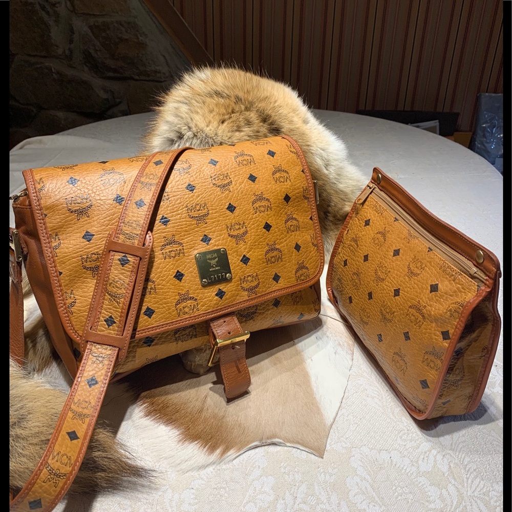 ❌SOLD❌🎄 MCM GorG CROSSBODY w/Beautiful POUCH - Picture 3 of 8